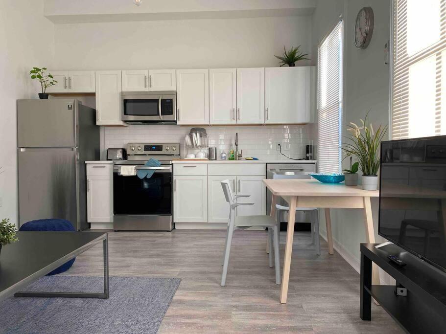Chic Bungalow Apartment Steps From Armature Works & Downtown Riverwalk Tampa Esterno foto